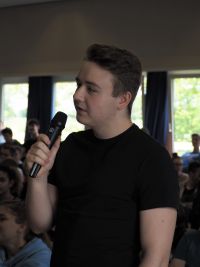 Ein_Schler_beim_stellen_einer_Frage_mit_Mikrofon.JPG