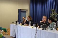 Linker_Teil_des_Podiums_SP_Vertreterin_spricht.JPG