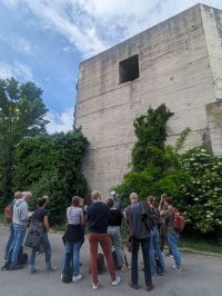 Gruppe_vor_Bunker.jpg