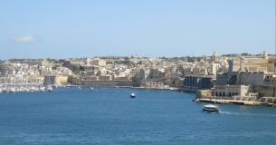 Blick_von_Valetta_aufs_Meer_und_die_gegenberliegende_Stadt.JPG