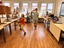 IMG_3151_-_Kinder_posieren_beim_Videodreh.jpg