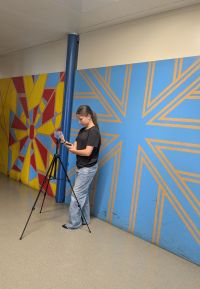 PXL_20250617_082205799_-_Mdchen_beim_Videodreh_mit_Stativ.jpg