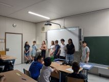 PXL_20250618_081529969_-_Gruppe_beim_Prsentieren.jpg