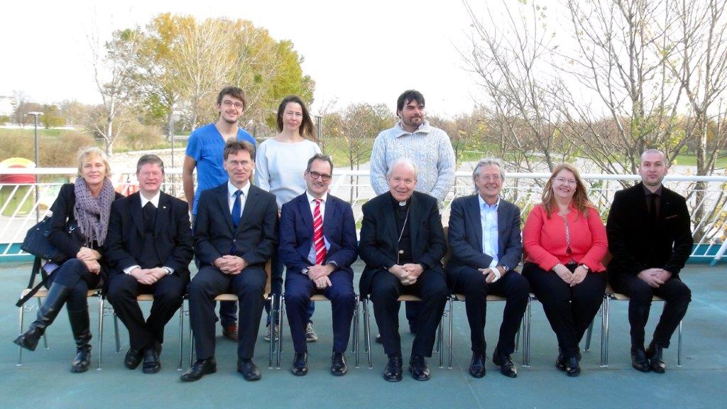 Die Delegation mit unserem Direktor und dem Team der Katholischen ReligionslehrerInnen, v.l.n.r.: Mag. Jakob Frühmann, Mag. Birgit Eichinger, MMag. Ralph Regenfelder; Mag. Andrea Guggenberger, Regens Dr. Richard Tatzreiter, Fachinspektor Hofrat Dr. Walter Ender, Dir. Mag. Harald Schwarz MPOS, Erzbischof Dr. Christoph Kardinal Schönborn, Landesschulinspektor Mag. Franz Tranninger, Fachinspektorin Dr. Katja Eichler, Imam Dipl.-Päd. Adem Hasanović MA. Besucher und Gastgeber an Deck