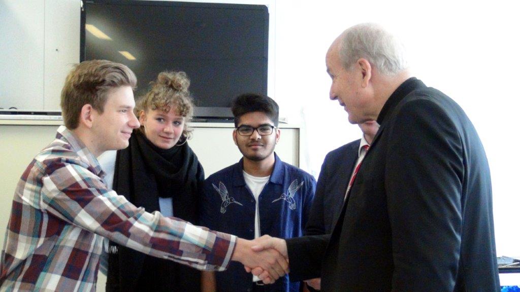 Schulsprecherteam und Diskussionsmoderator begrüßen Kardinal Schulsprecherteam und Diskussionsmoderator begrüßen Kardinal