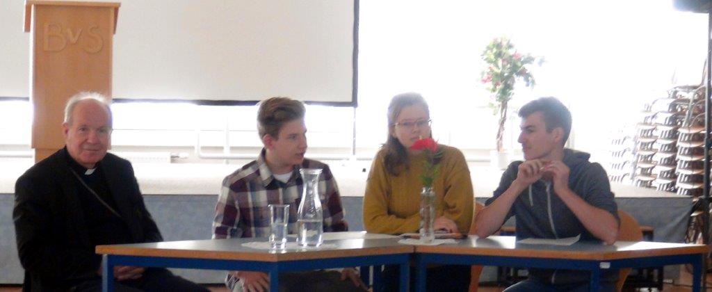 Der Kardinal mit dem Moderationsteam Victoria Gabriel, Clemens Weigel, Markus Holzapfel Der Kardinal mit dem Moderationsteam