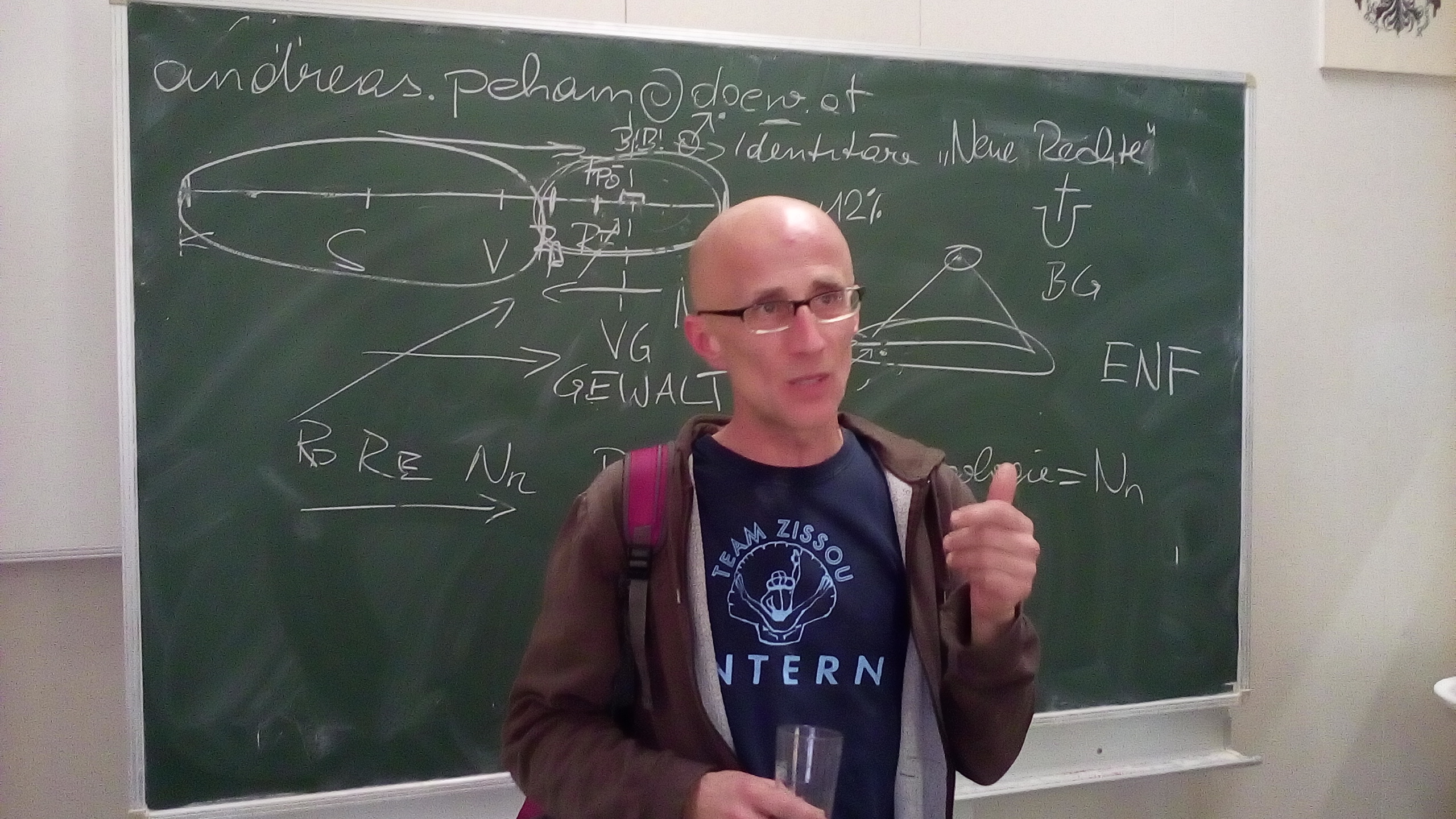 Andreas Peham vor einer Tafel