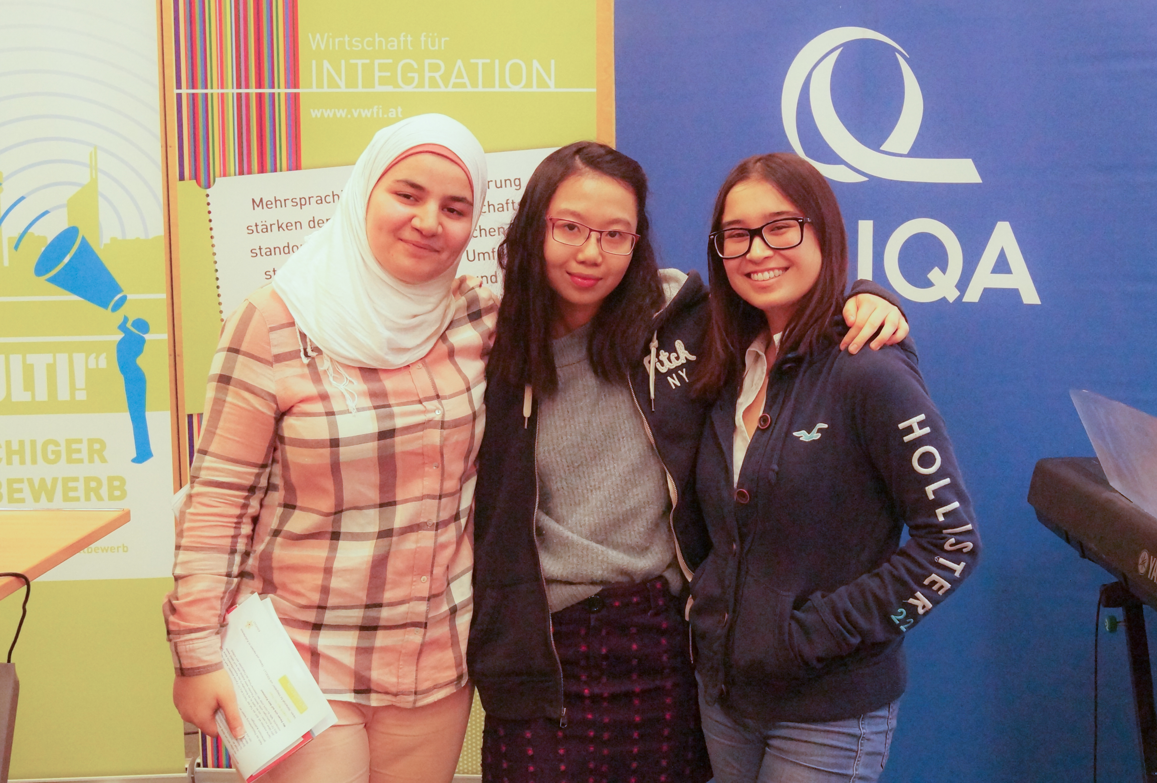 Die Finalistinnen (von links): Najwa Hamdi, 4g (Arabisch/Deutsch), Joyce Hoang, 6d (Vietnamesisch/Deutsch), Michelle Pöltl, 6a (Visaya/Deutsch)