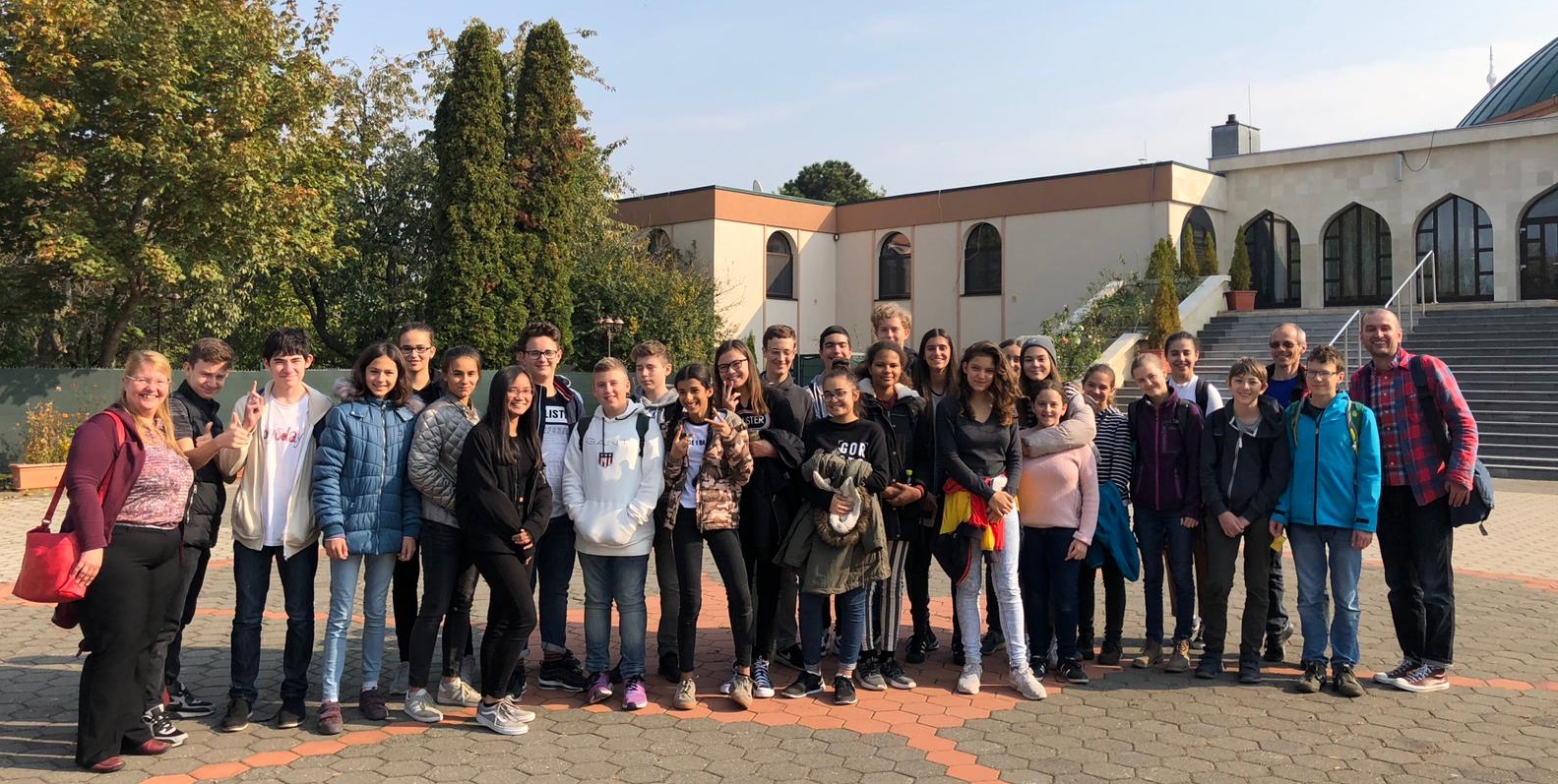 Gruppenfoto der verschiedenen Religionsgruppen der 4. Klassen des Schulschiffs vor der Moschee Floridsdorf